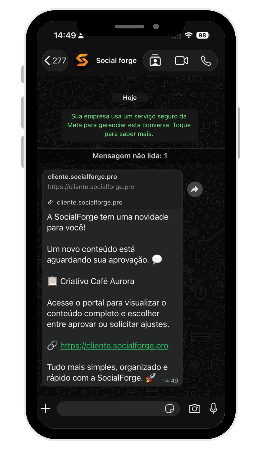 Conversa de aprovação da SocialForge no WhatsApp, exibida num iPhone